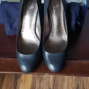 Brooks Brothers Navy Pumps w Patent Leather Heel